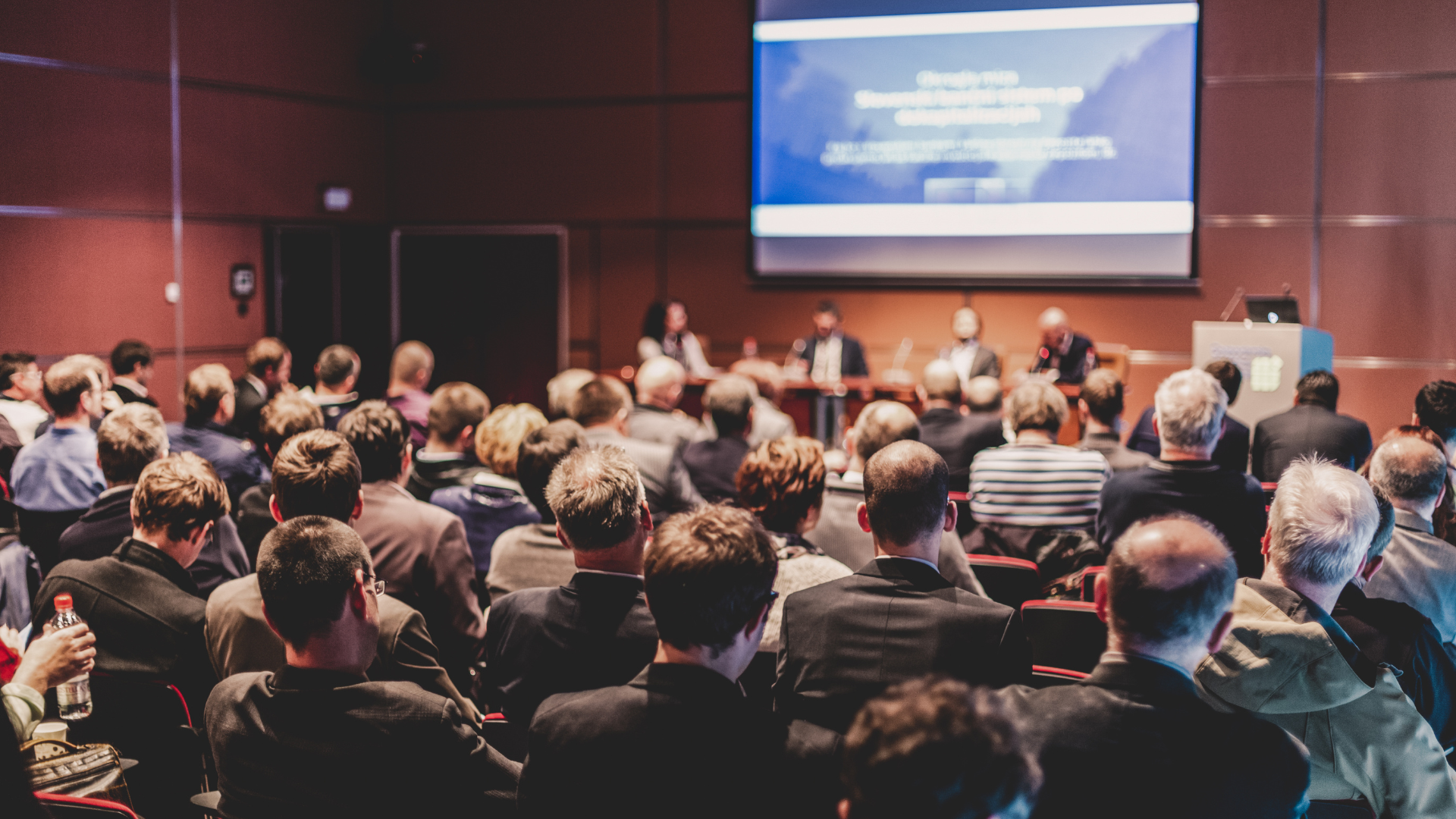 Sala conferenze con pubblico durante un evento finanziario